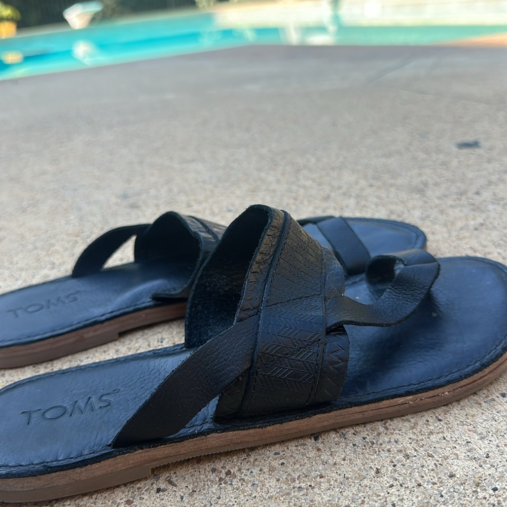 TOMS Black Leather Toe Loop Slide Sandals Sz. 9 - Picture 4 of 8